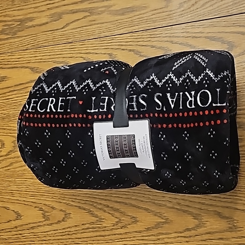 NWT Victoria's Secret cozy plush blanket